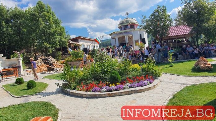Митрополит Серафим освети параклиса над село Дъбница