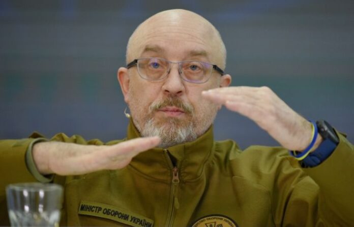 Украинският министър на отбраната връчи оставката си