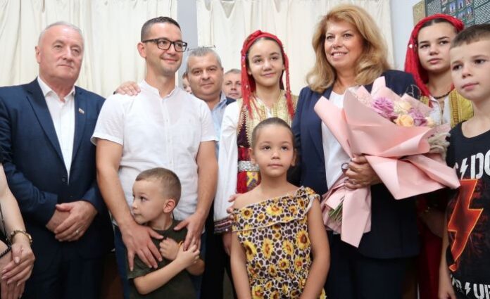 Йотова: Расте интересът към изучаване на български език в Албания