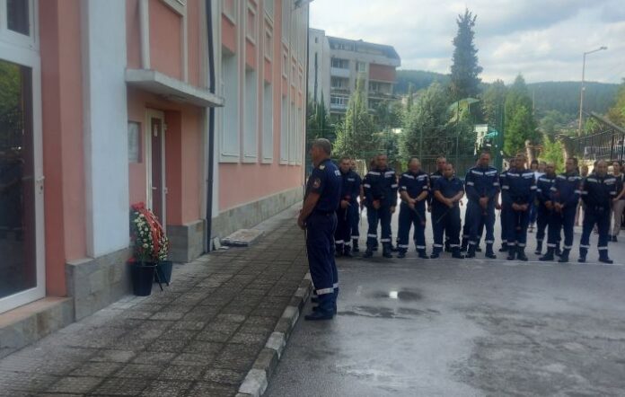 В Белово почетоха паметта на огнеборец, загинал при изпълнение на служебния си дълг