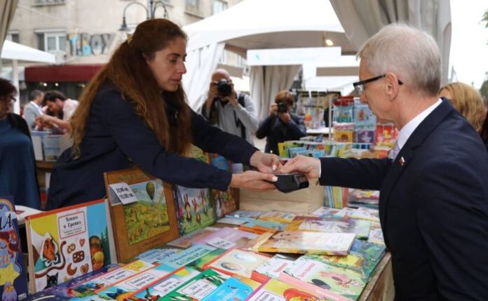 Премиерът: Книгата дълго време няма да има истинска конкуренция