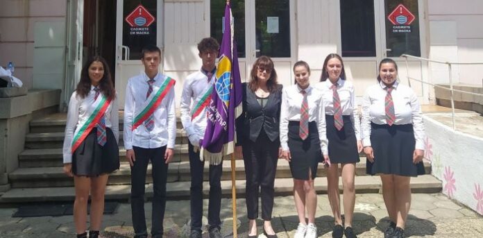 Езиковата гимназия в Кюстендил с кампания „Без цветя на първия учебен ден"