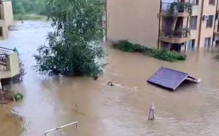 Двама души са загинали при наводненията в Царево