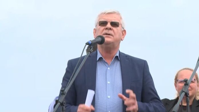 Разлято мляко и смачкани домати: Земеделският министър отиде при протестиращите