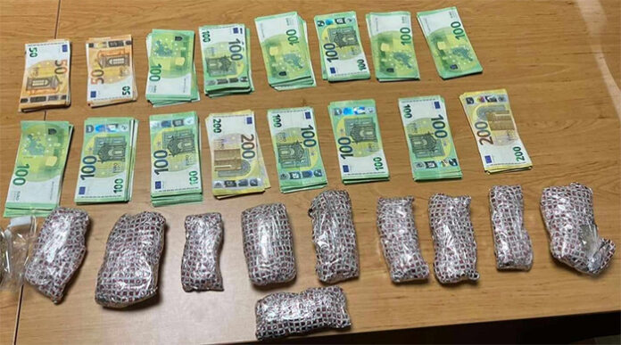 Откриха контрабандно злато и валута за над 350 000 лева в хладилник на микробус