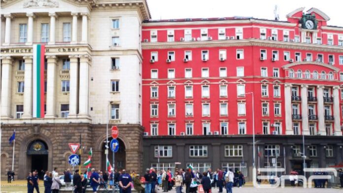 Протест в триъгълника на властта: Оставка на правителството и парламента