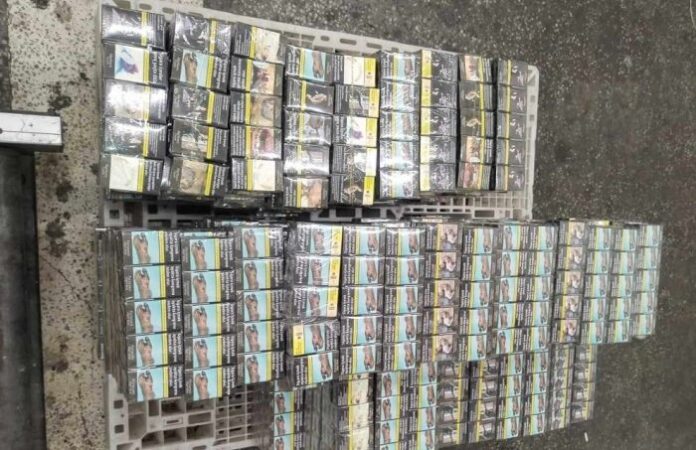 Откриха 61 600 къса контрабандни цигари в опаковки на мебели