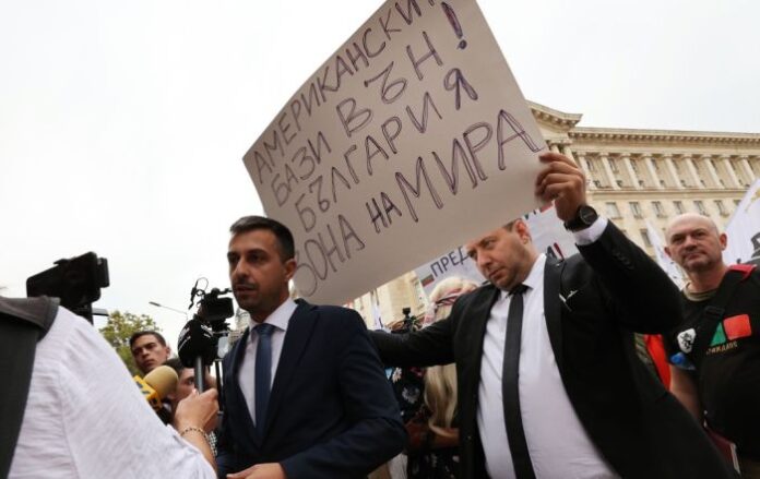 Поддръжници на "Възраждане" на протест: Правителството е против интересите на България