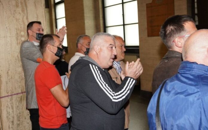 С аплодисменти посрещнаха Васил Божков в съда