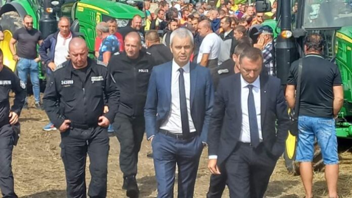 Земеделци изгониха Костадинов, не искат протестът им да се политизира