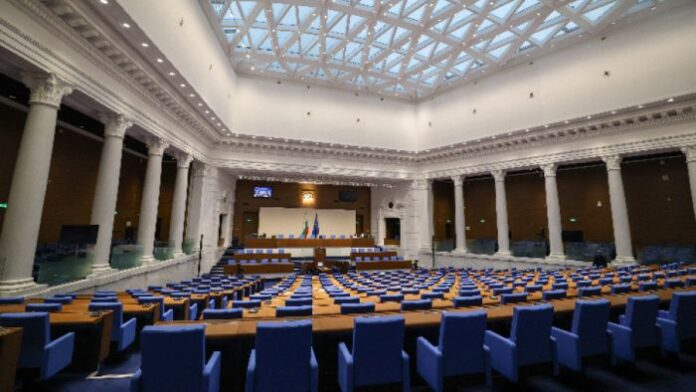 Депутатите излизат в едномесечна ваканция преди изборите