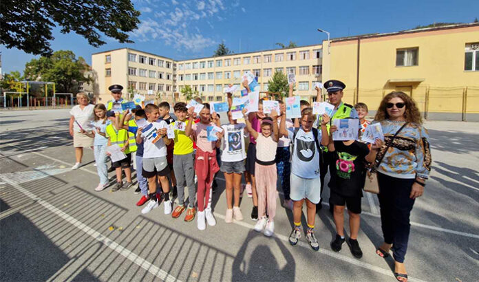 Четвъртокласници от 5 СУ-Благоевград, с послания към водачите в Деня без загинали на пътя