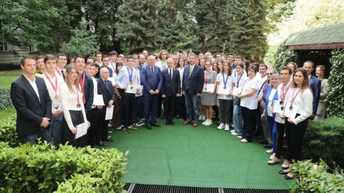 Премиерът към медалистите по природни науки: Аз съм един от вас