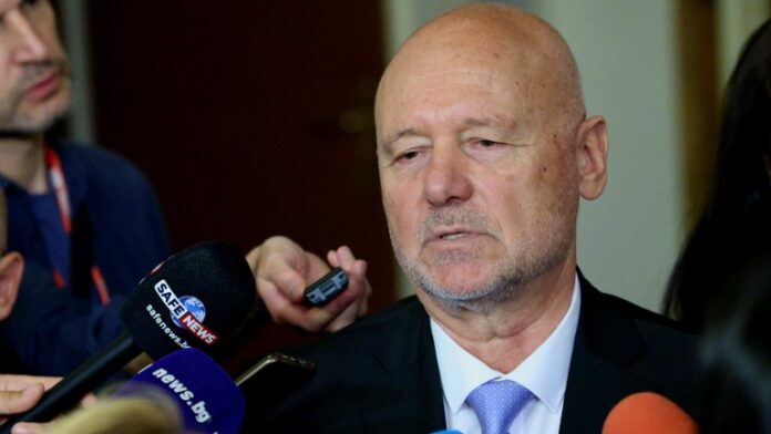 Тагарев: Няма никаква причина да ми искат оставката