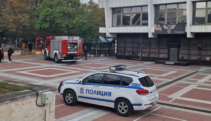 Горя навес на бивше заведение в хотел „Ален мак“ в Благоевград