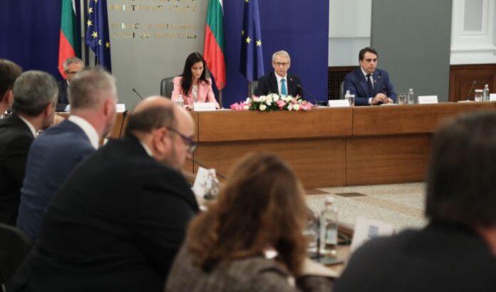 Кабинетът към посланиците от ЕС: Таксата за руския газ засяга само „Газпром“