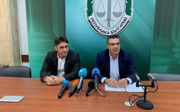 Арестуваха 14 участници в международна схема за търговия с крадени скъпи коли