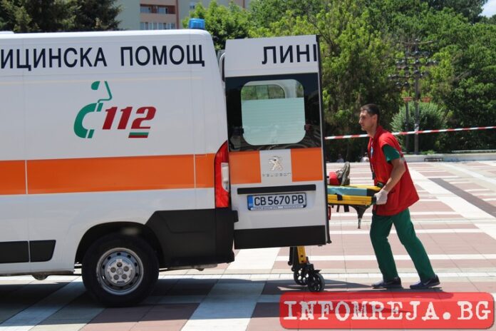 Мъж се наръга в корема и запали къщата си