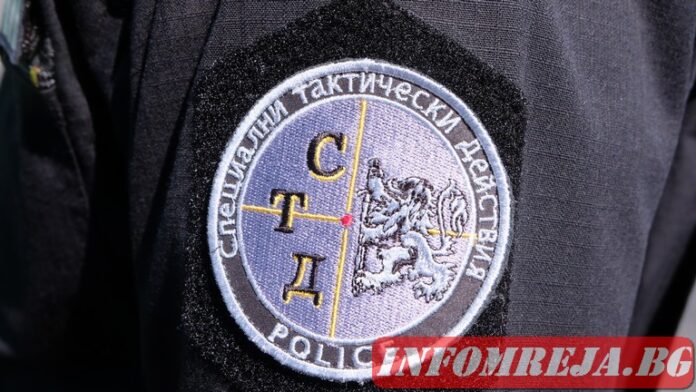 Полицай от Варна помогна на семейство, аварирало с колата си на пътя