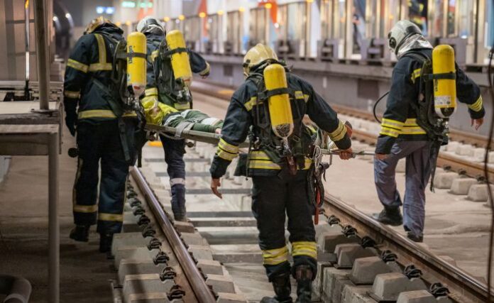 Огнеборци разиграха тактическо обучение на тема „Пожар във влак с пътници“