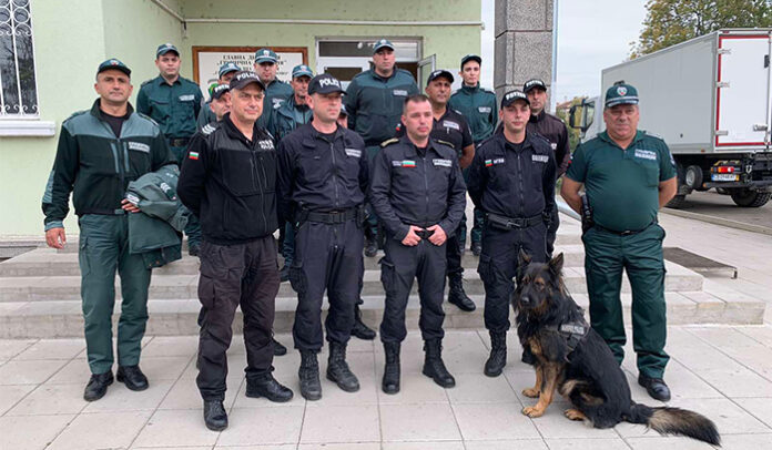 Наградиха гранични полицаи за професионална реакция при задържането на група мигранти