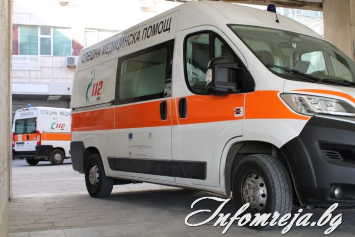 Моторист загина след удар в автобус, пълен с деца