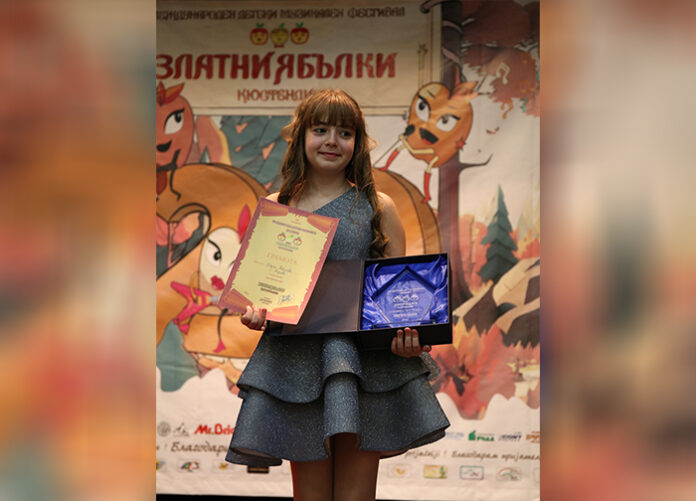 Мария Кабакова от Карлово и Елизабет Кирова от Пловдив спечелиха Големите награди „Златни ябълки“