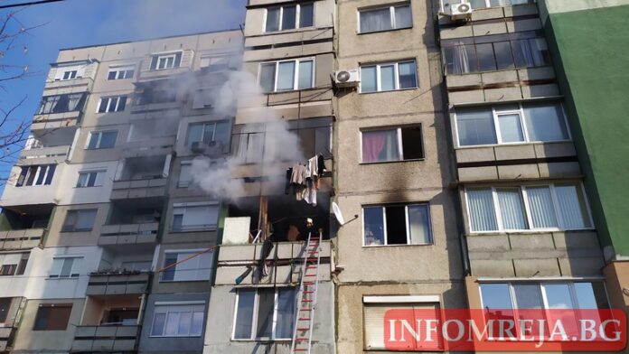 Огнеборци спасиха мъж и жена от горящ апартамент в Шумен