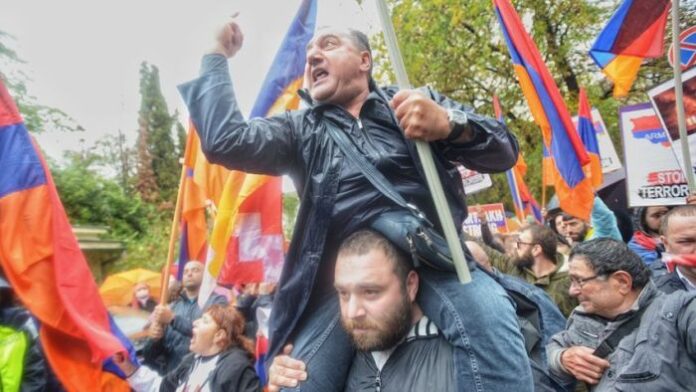 Стотици излязоха на протест в подкрепа на арменците от Нагорни Карабах