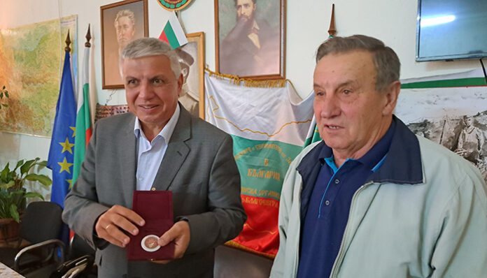 Николай Шушков бе удостоен с почетния знак на благоевградската организация на Съюза на офицерите и сержантите от запаса и резерва