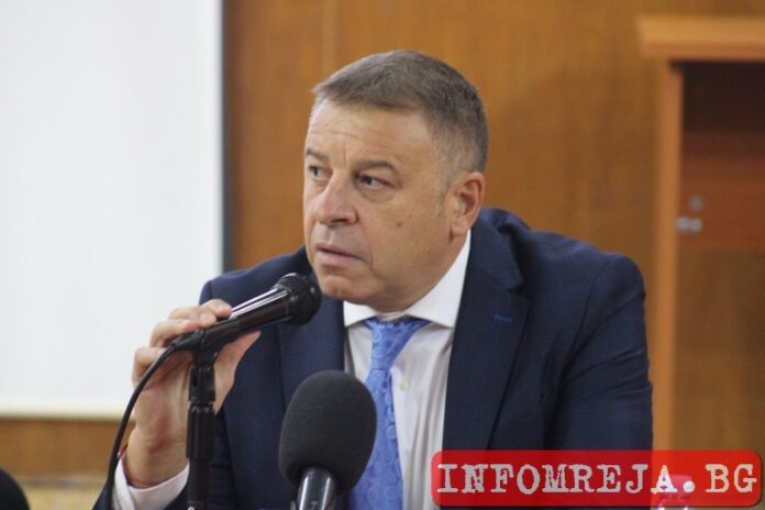 Атанас Камбитов към конкурентите си: Давайте изпълними решения, в моята програма всички са такива!