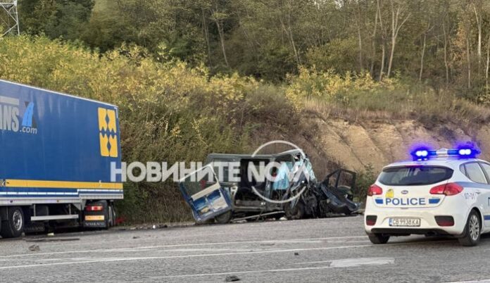 Четирима загинаха при тежка катастрофа между тир и бус край Габрово
