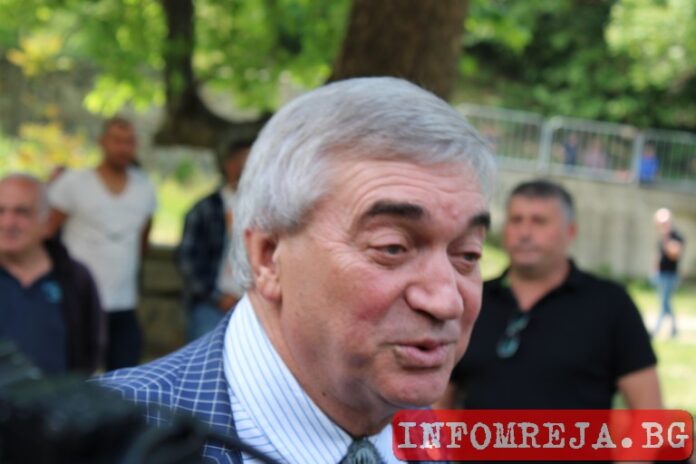 Удостояват проф. Васил Жечев с Почетния знак на президента