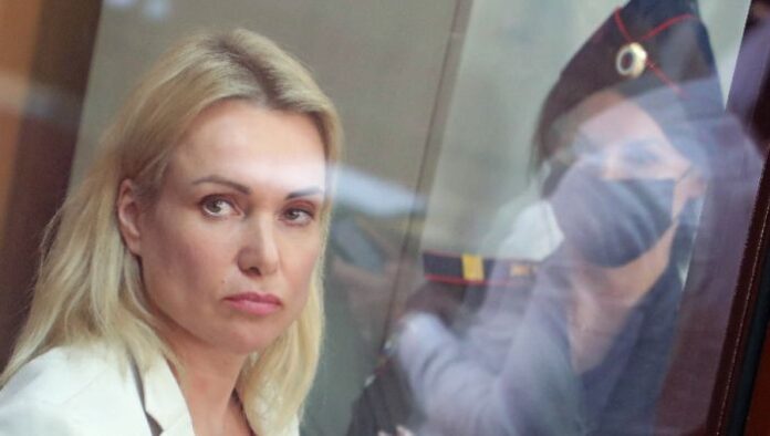 Oсъдиха задочно руската журналистка Марина Овсянникова на 8,5 г. затвор