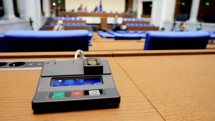 НА ПЪРВО ЧЕТЕНЕ: Депутатите не приеха промените в Конституцията