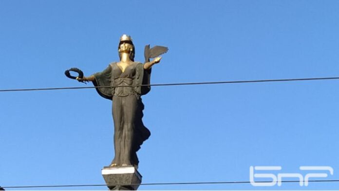 Статуята на Света София пак осъмна с черна превръзка на очите