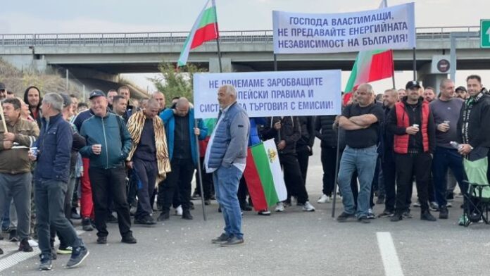 Протестът на миньорите и енергетиците продължава вече 13-и ден