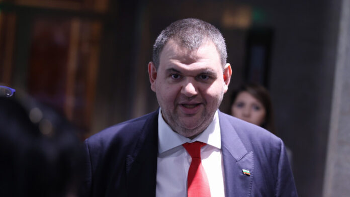 Пеевски и Добрев за дерогацията: Трябва да отпадне веднага