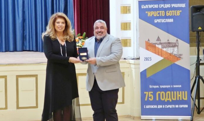 Йотова удостои с плакета на вицепрезидента българското средно училище в Братислава