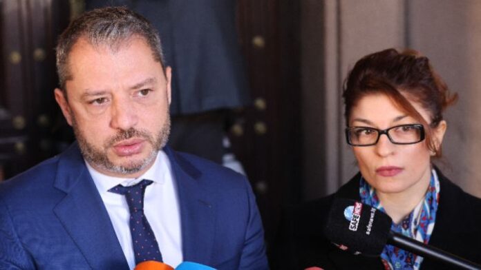 Десислава Атанасова: Още вчера "Лукойл" е можел да премине към неруски петрол