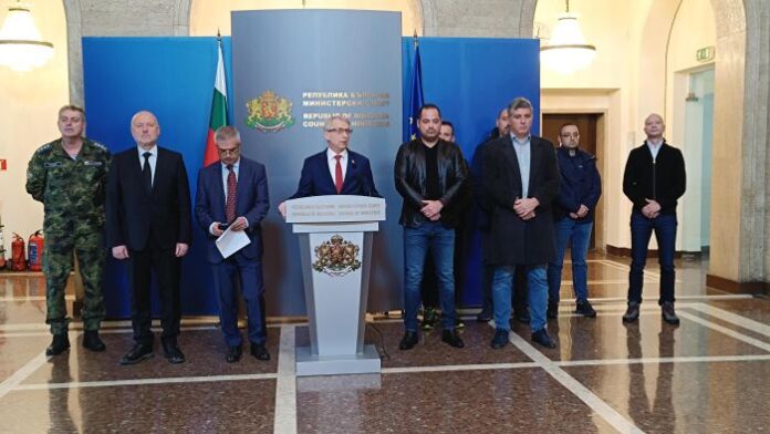 Денков мобилизира всички институции във връзка със зимната обстановка в страната