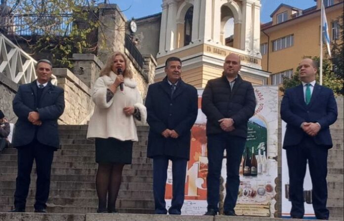 Проф. Мариела Модева даде символичен старт на 15-ото издание на фестивала „Дефиле на младото вино“ в Пловдив