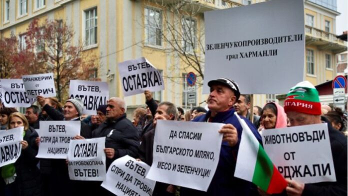 Протестиращи земеделци блокираха движението пред сградата на МС