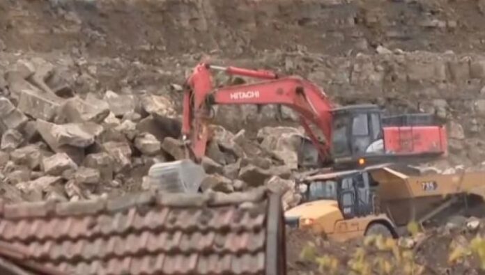 Дъжд от камъни: Контролиран взрив нанесе щети на 15 къщи в Ребърково