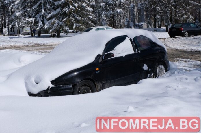Пожари спасиха 4 души от закъсала кола при язовир "Белмекен"