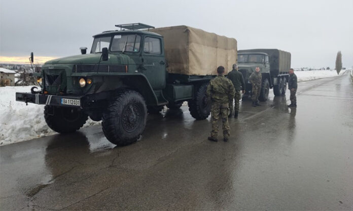 Военнослужещи продължават да оказват помощ на населението в тежките зимни условия