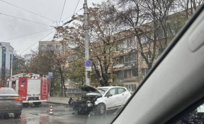 Тежка катастрофа в София, две коли се удариха челно