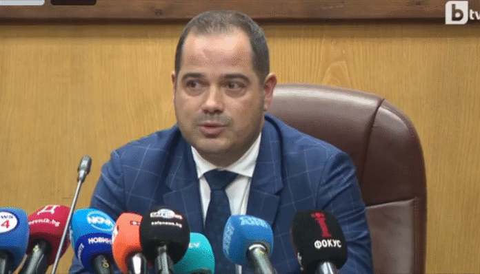 Вътрешният министър: Няма да подам оставка, заставам зад служителите на МВР