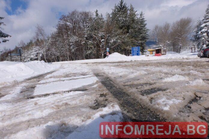 Пожарникари проправяха път в преспите до пациент на хемодиализа