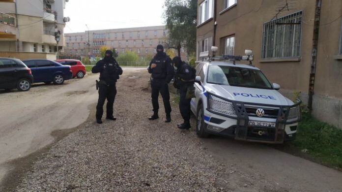 Четирима са задържани при масирана полицейска операция в Пернишко